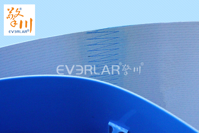 藍色PVC輸送帶加擋塊耐磨抗拉強度耐腐蝕工業(yè)皮帶