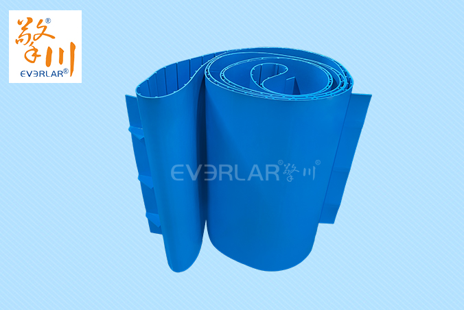 易清潔TPU加擋板輸送帶藍(lán)色食品級防溢抗污生產(chǎn)線設(shè)備傳送帶