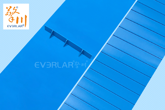 易清潔TPU加擋板輸送帶藍(lán)色食品級(jí)防溢抗污生產(chǎn)線設(shè)備傳送帶