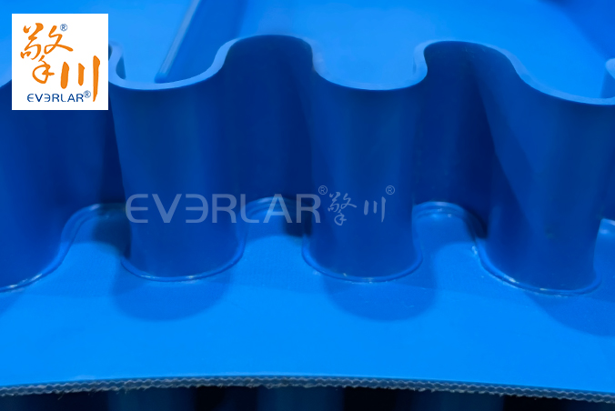 藍色啞光PU輸送帶加擋板裙邊導(dǎo)條食品級自動化生產(chǎn)線定制提升機工業(yè)皮帶